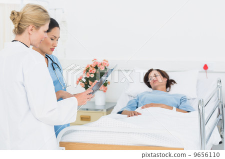 Doctor and surgeon visiting female patient Doctor and surgeon visiting female patient 9656110