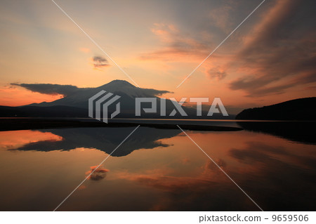 山中湖和日落在富士山 9659506
