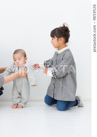 3個月大的嬰兒和5歲的姐姐 3個月大的嬰兒和5歲的姐姐 9659526