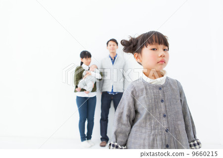 年長的孩子在年幼的孩子出生時會感到嫉妒。 年長的孩子在年幼的孩子出生時會感到嫉妒。 9660215