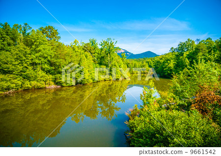 图库照片: tabletop mountain with nature reflections in lake