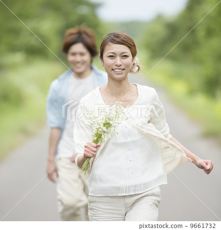 一對夫婦沿著一條路跑 一對夫婦沿著一條路跑 9661732