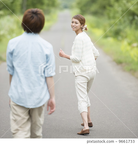 一對夫婦沿著一條路跑 一對夫婦沿著一條路跑 9661733