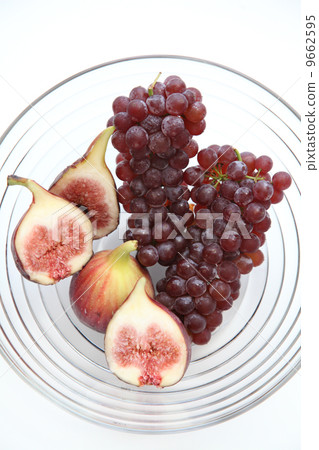 Grapes and flowers 9662595