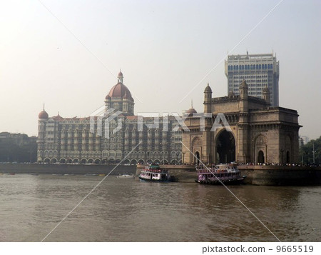 The Indian Gate of Mumbai and Taj Mahal Hotel 9665519