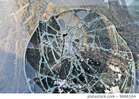 Broken Windshield 9666164