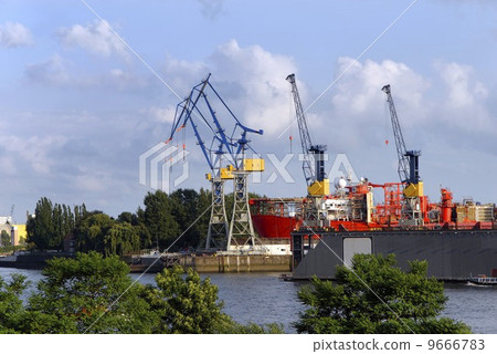 Veiw at the harbour of Hamburg, Germany 9666783