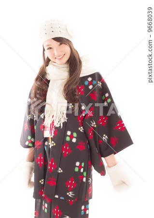 穿國家和服的雪國家俏麗的女孩被編織的衣裳 穿國家和服的雪國家俏麗的女孩被編織的衣裳 9668039