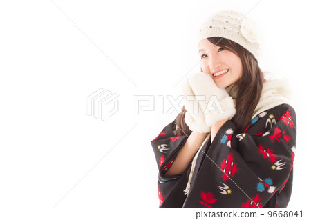 穿國家和服的雪國家俏麗的女孩被編織的衣裳 穿國家和服的雪國家俏麗的女孩被編織的衣裳 9668041