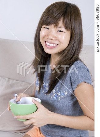 asian women eating asian women eating 9668986