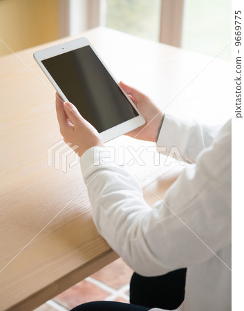A woman with a tablet 9669775