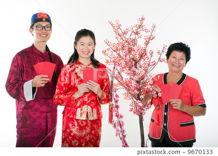 chinese new year family with ang pow chinese new year family with ang pow 9670133