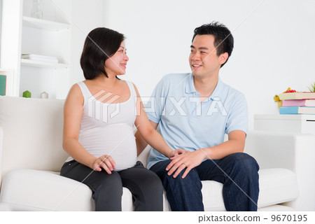 asian pregnant mother and her husband 9670195