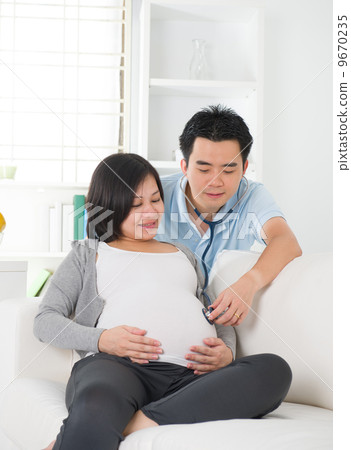 pregnancy husband and wife 9670235