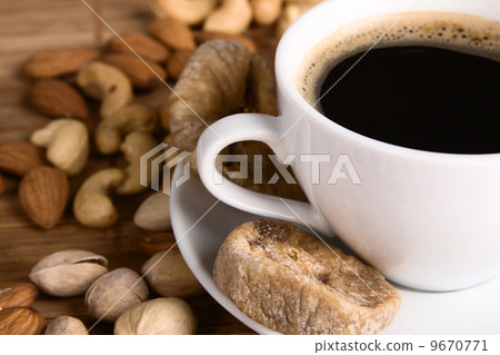 Coffee with nuts and dried fig 9670771