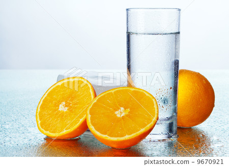 Orange slices with fresh water 9670921