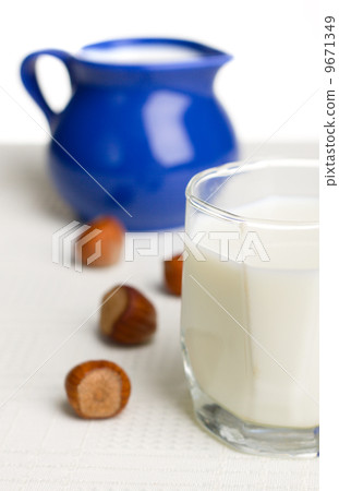 Fresh milk and nuts 9671349