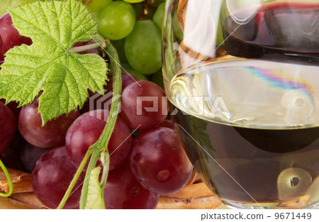 Red and white wine, with bunches of grapes 9671449