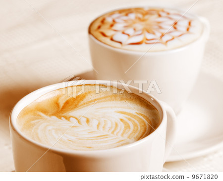 Coffee cup with artistic cream decoration Coffee cup with artistic cream decoration 9671820
