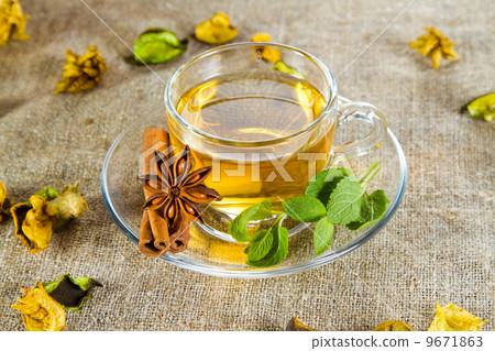 Tea cup with fresh mint leaves 9671863