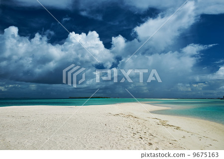 Beautiful beach with sandspit at Maldives 9675163