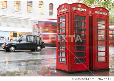 Red Phone cabines in London and vintage taxi.Rainy day. 9675314