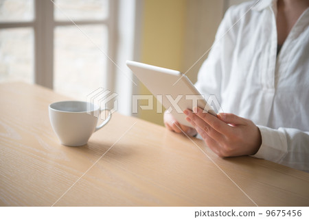 一個女人與一台平板電腦 9675456