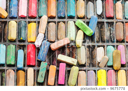 pack of many used artistic dry pastels 9675778