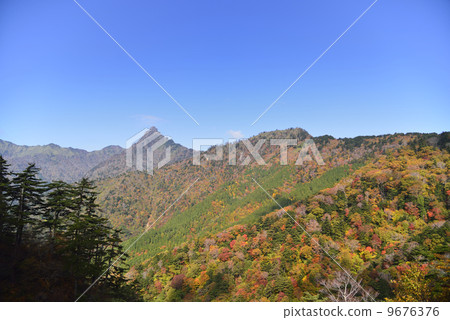 Ishigane天際線和Ishizuchiyama-yama的秋天色彩 9676376