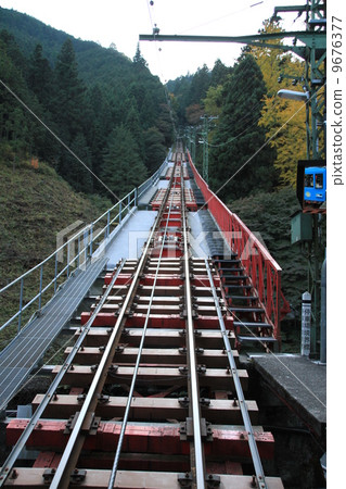 Mitake攀登鐵路軌道 9676377