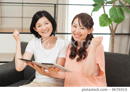 一個女人與平板電腦構成腸道 一個女人與平板電腦構成腸道 9676919