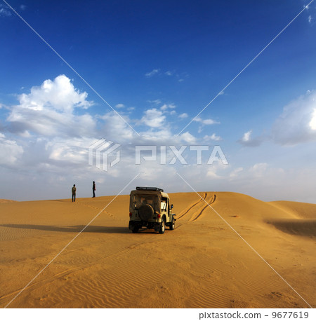 jeep in desert - safari 9677619