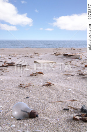 在海灘上流動的燈泡和藍天 9678877