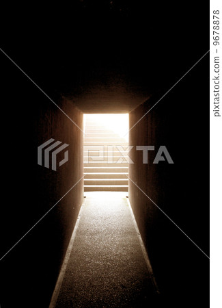黑暗的另一面，明亮的光線的樓梯 9678878