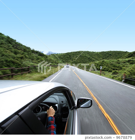 開車在山路上 9678879