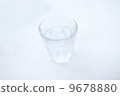 進入玻璃杯的水 9678880