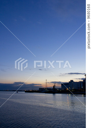 在船橋港的晚上 9680168