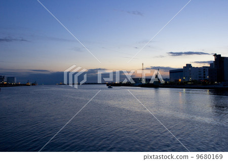 在船橋港的晚上 9680169