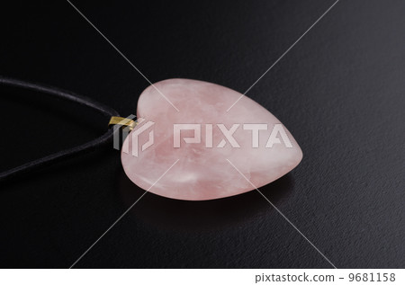 Rose quartz heart with leather string on black 9681158