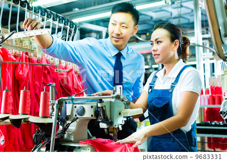 foreman in a factory explains something 9683331