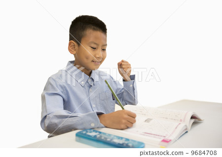一個男孩在學習 一個男孩在學習 9684708