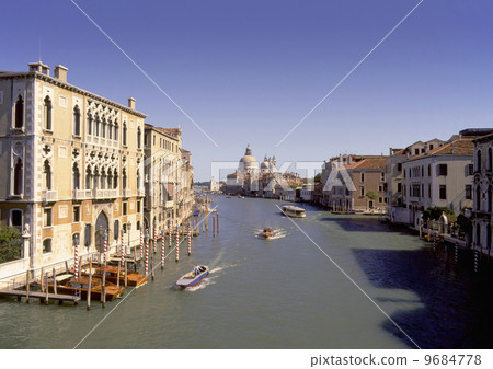 大運河和Santa Maria della Salute教堂 9684778