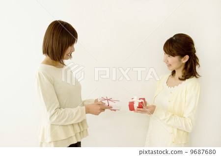 Women who exchange gifts 9687680