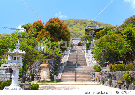 凱山，寺廟和新鮮的綠色 9687934