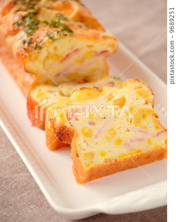 Corn and mozzarella cake scare (vertical position) 9689251