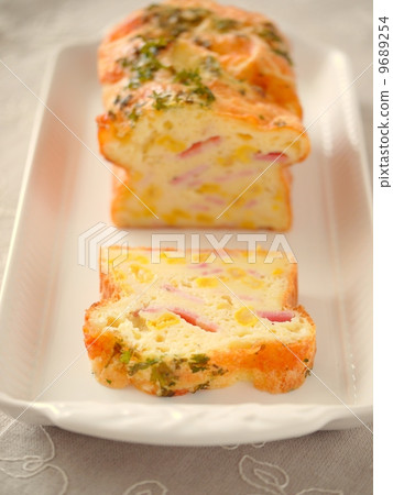 Corn and Mozzarella cake sculpture (front angle) 9689254