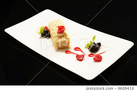 Napoleon puff tort with fresh  fruits 9689418