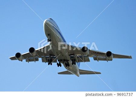 B 747 - 400 landing scene (overhead) B 747 - 400 landing scene (overhead) 9691737