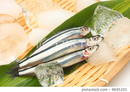 Kibina nago米薄脆餅乾藍色魚食成份日本食物白色背景 Kibina nago米薄脆餅乾藍色魚食成份日本食物白色背景 9695201