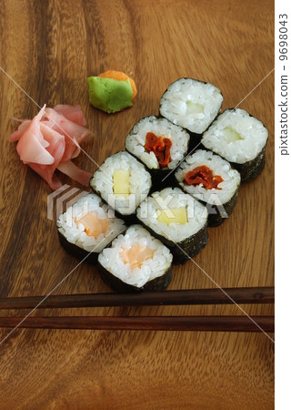 Sushi - Japonese food 9698043